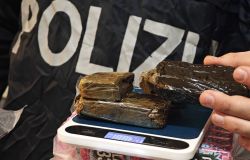 Roma Quarticciolo, droga nascosta tra tubi, fioriere e nascondigli naturali, 6 pusher in manette