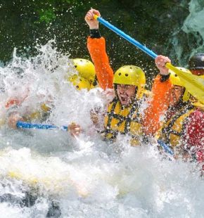 Rafting, il 1° maggio riparte la stagione, tra adrenalina, natura e grandi esperienze Rafting, il 1° maggio riparte la stagione, tra adrenalina, natura e grandi esperienze