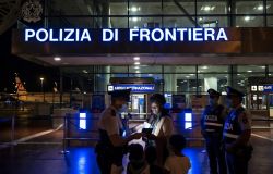 Fiumicino, tre minori con visti falsi: arrestata donna per traffico di migranti