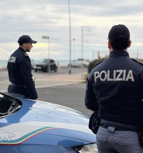Ostia, ai domiciliari scende in strada ed aggredisce una troupe televisiva, riportato in carcere Ostia, ai domiciliari scende in strada ed aggredisce una troupe televisiva, riportato in carcere