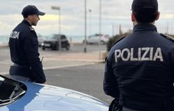 Ostia, ai domiciliari scende in strada ed aggredisce una troupe televisiva, riportato in carcere