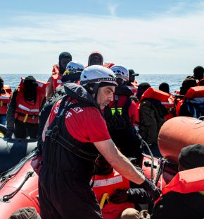 Migranti, sbarcati a La Spezia 71 naufraghi: “Segni di torture e violenze” Migranti, sbarcati a La Spezia 71 naufraghi: “Segni di torture e violenze”