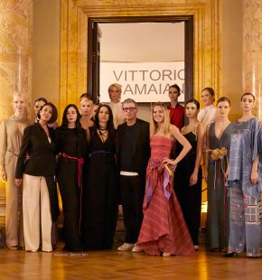 Vittorio Camaiani presenta la collezione Primavera/Estate 2026 alla Galleria del Cardinale Colonna Vittorio Camaiani presenta la collezione Primavera/Estate 2026 alla Galleria del Cardinale Colonna