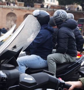 Roma, sorpreso ed arrestato borseggiatore peruviano mentre apriva, con la tecnica del velo, la borsa di una donna Roma, sorpreso ed arrestato borseggiatore peruviano mentre apriva, con la tecnica del velo, la borsa di una donna