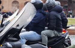 Roma, sorpreso ed arrestato borseggiatore peruviano mentre apriva, con la tecnica del velo, la borsa di una donna