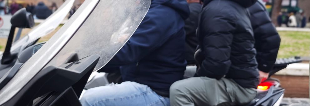 Roma, sorpreso ed arrestato borseggiatore peruviano mentre apriva, con la tecnica del velo, la borsa di una donna Roma, sorpreso ed arrestato borseggiatore peruviano mentre apriva, con la tecnica del velo, la borsa di una donna