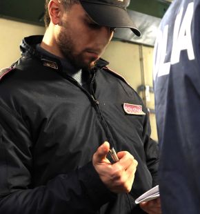 Roma, preso rapinatore seriale, seguiva sempre lo stesso copione, le immagini delle videocamere lo hanno incastrato