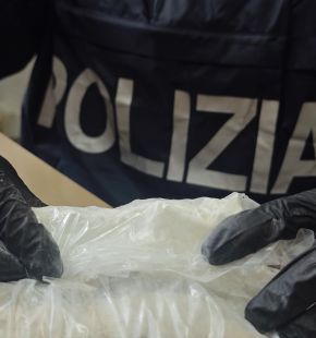 Roma Quarticciolo, in manette 52enne, custodiva un caveau della droga sotto il pavimento con 315 dosi di cocaina