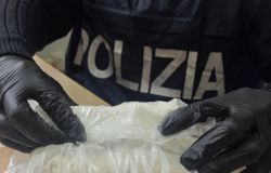 Roma Quarticciolo, in manette 52enne, custodiva un caveau della droga sotto il pavimento con 315 dosi di cocaina