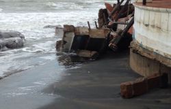 Fregene, l'erosione affonda La Nave