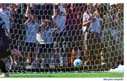 Ostia Mare l'Aquila la palla entra in rete....ph credit Pino Rampolla