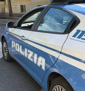 Roma, sorpreso da due agenti che rientravano a casa dal servizio, arrestato in flagranza ladro su auto in sosta