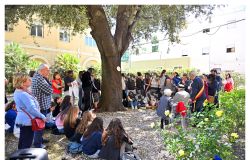 L'incontro con gli studenti nel giardino del X Municipio  ph credit Pino Rampolla