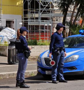 Roma, arrestato ucraino con una pistola negli slip e coltello nel marsupio, a casa aveva un caricatore e due coltelli