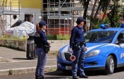 Roma, arrestato ucraino con una pistola negli slip e coltello nel marsupio, a casa aveva un caricatore e due coltelli
