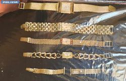 orologi d'oro e bracciali oggetto della truffa sottratti all'anziana