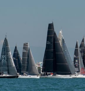 Vela, a Caorle le regate off shore, sul lungomare la partenza di 74 imbarcazioni per La Duecento
