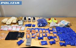 Roma, ai domiciliari spacciatore che aveva trasformato l'appartamento in un Fortino della droga, sequestrati 2kg di metanfetamine