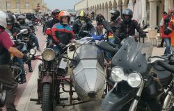Ostia, rombo di motori al Porto turistico con il motoraduno Città di Roma della Moto Guzzi