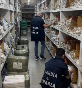 GdiF Prato: sequestrati 60 mila accessori per l'abbilgiamento e 5 mila metri di tessuto contraffatti con loghi di noti brand di Moda