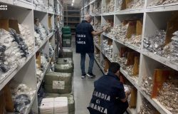 GdiF Prato: sequestrati 60 mila accessori per l'abbilgiamento e 5 mila metri di tessuto contraffatti con loghi di noti brand di Moda