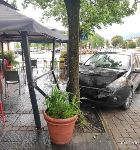Montemurlo. Incidente stradale in via Rosselli: diciannovenne perde il controllo dell'auto e si schianta contro il dehor di un bar