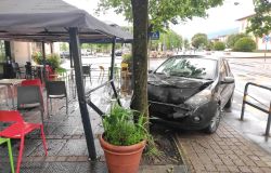 Montemurlo. Incidente stradale in via Rosselli: diciannovenne perde il controllo dell'auto e si schianta contro il dehor di un bar