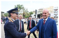 I questore di Roma dr. Roberto Massucci si complimenta con il dirigente del X Distretto ph credit Pino Rampolla