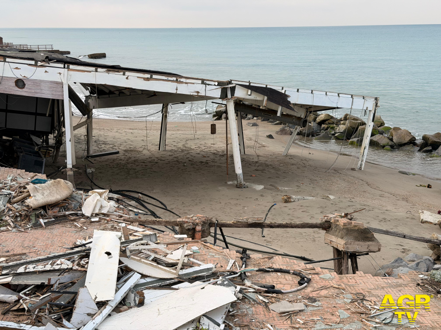 Stabilimenti Ostia demoliti sulle spiagge Ostia foto comunicato stampa Andrea Rapisarda Stabilimenti Ostia demoliti sulle spiagge Ostia foto comunicato stampa Andrea Rapisarda
