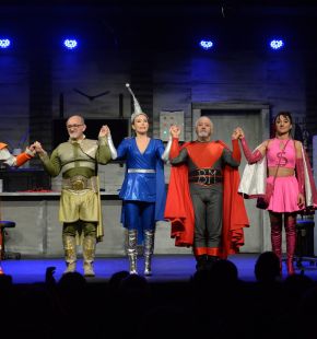 Roma, al teatro Golden: Super, la storia di alcuni supereroi caduti in disgrazia, dal 7 al 17 maggio