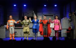 Roma, al teatro Golden: Super, la storia di alcuni supereroi caduti in disgrazia, dal 7 al 17 maggio