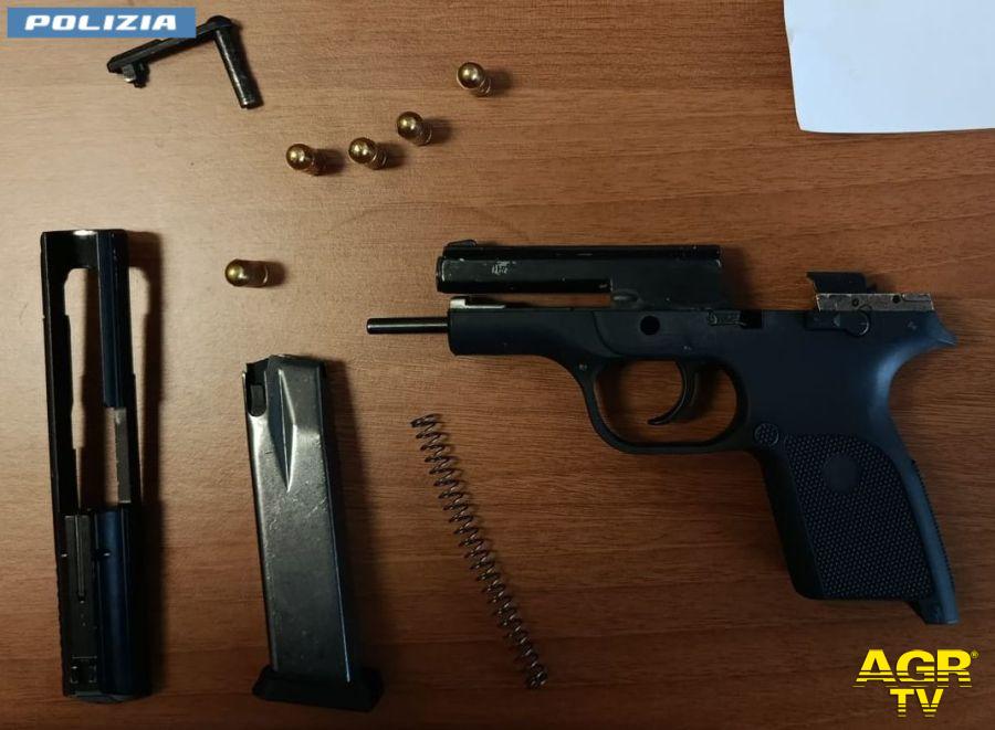 Polizia la pistola sequestrata Polizia la pistola sequestrata
