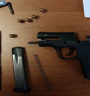 Roma, andava in giro con una pistola nella cintura in un condominio di edilizia popolare al Tufello, bloccato dalla Polizia