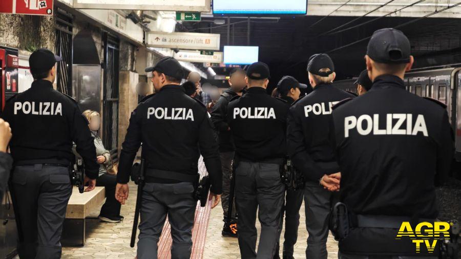 Polizia gli agenti della Polmetro Polizia gli agenti della Polmetro