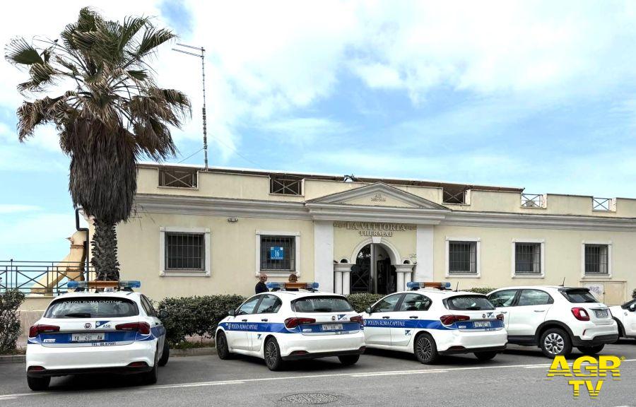 Le auto della Polizia locale davanti al Vittoria Le auto della Polizia locale davanti al Vittoria