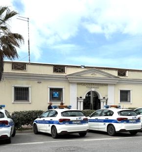 Ostia, sigilli a due storici stabilimenti, cittadini in piazza per protesta, fiaccolata sul lungomare