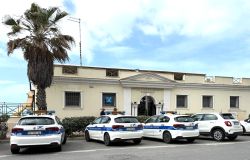 Ostia, sigilli a due storici stabilimenti, cittadini in piazza per protesta, fiaccolata sul lungomare