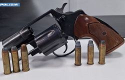 Roma Tor Bella Monaca, mascherato tenta una rapina impugnando la pistola, la vittima reagisce e lo mette in fuga, arrestato
