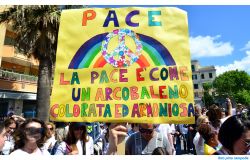 Ostia, tutti insieme per la pace: studenti, genitori ed insegnanti, a piazza Anco Marzio la festa