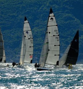 Vela, a Gargnano (lago di Garda)nella Gentlemen's cup vento da nord e regate spettacolo Vela, a Gargnano (lago di Garda)nella Gentlemen's cup vento da nord e regate spettacolo