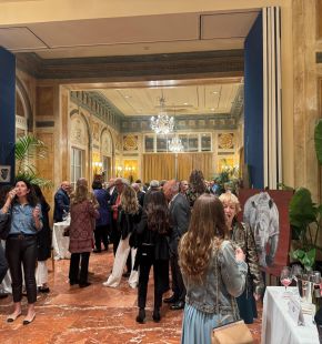 Rose Rosé 2026 trasforma Via Borgognona in un percorso sensoriale tra vino, moda e arte