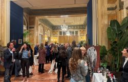 Rose Rosé 2026 trasforma Via Borgognona in un percorso sensoriale tra vino, moda e arte