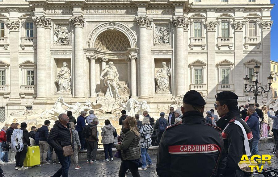 Carabinieri prevenzioine furti/borseggi a Fontana di Trevi Carabinieri prevenzioine furti/borseggi a Fontana di Trevi