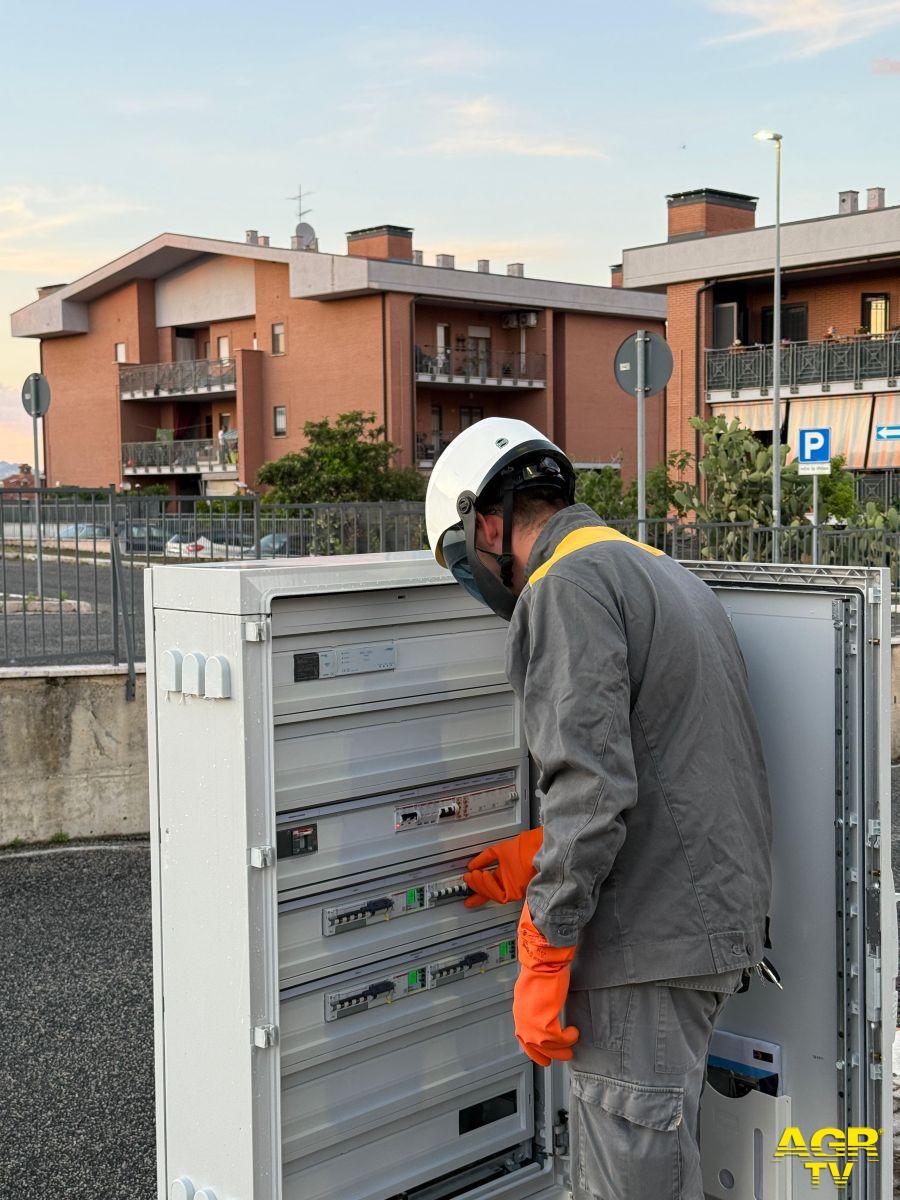 Tecnico Acea lavora alla centralina per avviare l'erogazione di corrente foto comune di Roma Tecnico Acea lavora alla centralina per avviare l'erogazione di corrente foto comune di Roma