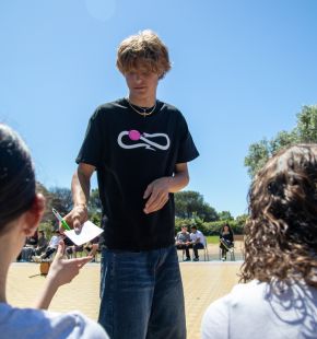 Skateboarding, l'abbraccio del Campione Italiano Guglielmo Marin, con i ragazzi delle scuole di Ostia