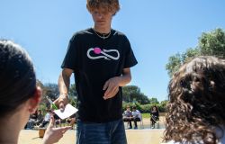 Skateboarding, l'abbraccio del Campione Italiano Guglielmo Marin, con i ragazzi delle scuole di Ostia