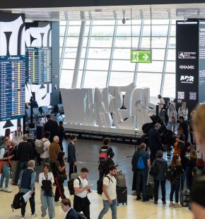 Fiumicino Aereoporto esposto Muro Bianco di Pietro Consagra al terminal 1