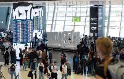 Fiumicino Aereoporto esposto Muro Bianco di Pietro Consagra al terminal 1