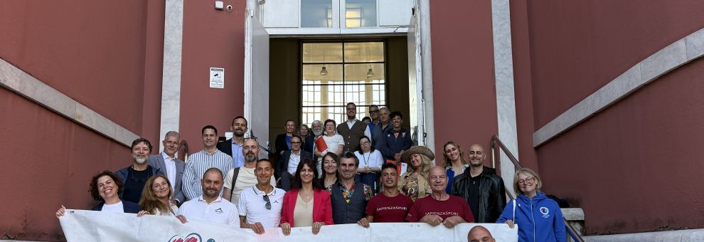 Nuotando con AmOre, 12 ore in acqua per fare la differenza e sostenere l'AISM