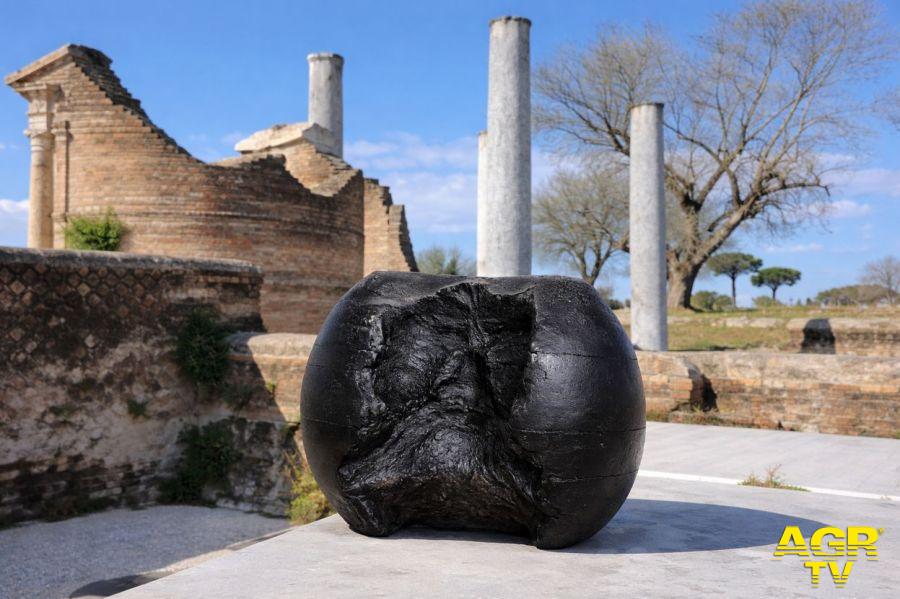 Natalia Romik, Progetto per Flickering architecture, 2026, cera d’api, Parco archeologico di Ostia antica, Sinagoga, Arte in Memoria foto da comunicato Natalia Romik, Progetto per Flickering architecture, 2026, cera d’api, Parco archeologico di Ostia antica, Sinagoga, Arte in Memoria foto da comunicato